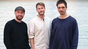 Regie-Trio und Freunde: Gerald Baumann, Aron Ebner und Matteo Molina stellen die Doku "Besetzt - Lobau bleibt" in Graz vor