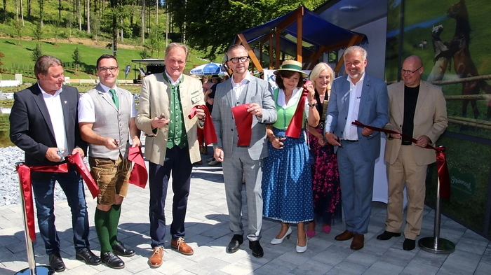 Bürgermeister Helmut Linhart strahlte über das gelungene Werk mit der Sonne um die Wette. Linhart führte aus, dass insgesamt 4.625 Pflanzen gesetzt wurden, davon 150 Forstpflanzen und 107 Bäume.  