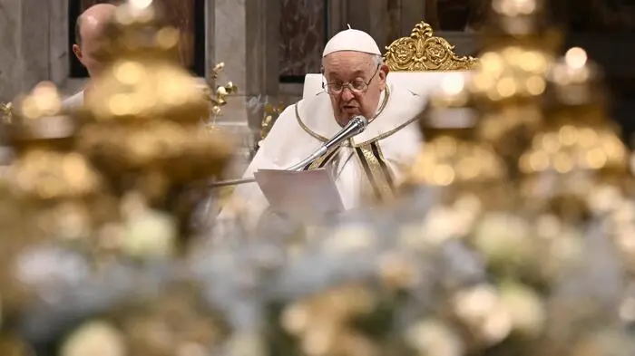 Weihnachten im Vatikan: Die traditionelle Christmette am 24. Dezember wurde - wie bereits in den vergangenen Jahren - vorverlegt und begann bereits um 19.30 Uhr. Die Messe in Erinnerung an die Geburt Christi vor rund 2.000 Jahren wurde live in mehreren Ländern und im Internet übertragen. Weihnachten ist neben den Feierlichkeiten zu Ostern ein Höhepunkt für viele praktizierende Christen im Kirchenjahr.