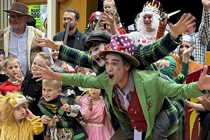 Unter die kleinen Faschingsnarren mischten sich auch Vizebürgermeister Roland Gogg, Finanzstadtrat Christian Sommerbauer und Stadtmarketing-Chef Markus Jahn.