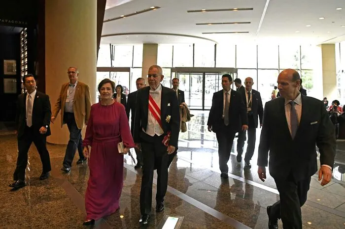 Vom Hotel Grand Hyatt in Tokio aus führen sie zum Kaiserpalast, wo die feierliche Zeremonie über die Bühne ging.