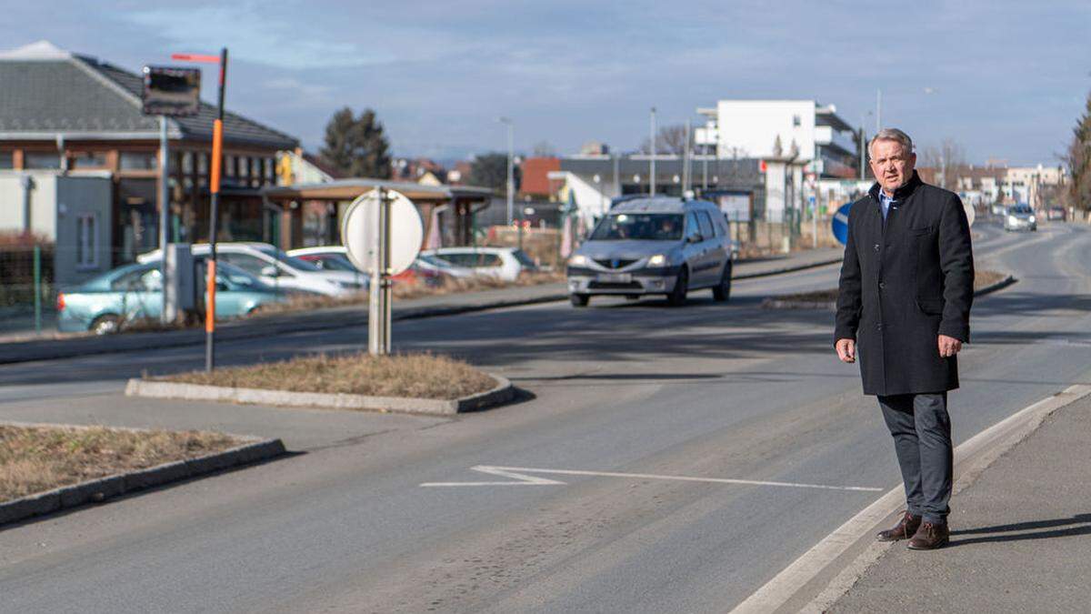 Die gefährliche Querung in Großsulz bei Kalsdorf (am Bild Bürgermeister Manfred Komericky)