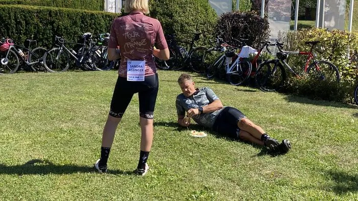 Mitgeradelt ist auch Mr. Millionenshow Armin Assinger, der beim Zwischenstopp in St. Kanzian eine kleine Stärkung zu sich nahm