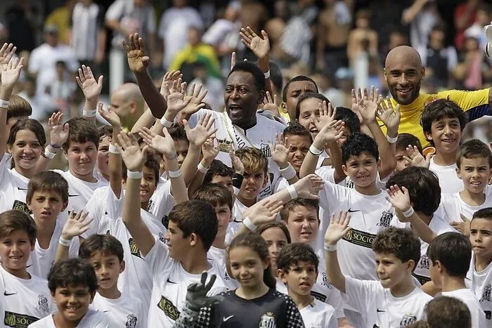 Dem Brasilianer lag die Zukunft der Kinder immer am Herzen. Er war von 1995 bis 1998 auch als Sportminister Brasiliens tätig.