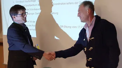 Reinhard Zingl (rechts) wurde als neuer Gemeinderat in Vorau angelobt