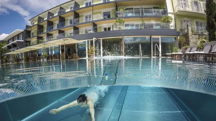 Blick vom See in Richtung Hotel: Ein Pool zum Abtauchen