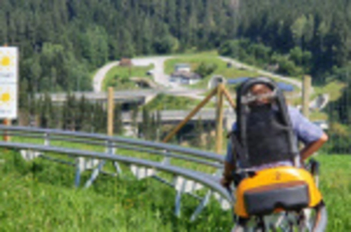 Steirarodl in Modriach. Noch geht’s schwungvoll bergab mit der Sommerrodelbahn – täglich bis 2. 11.