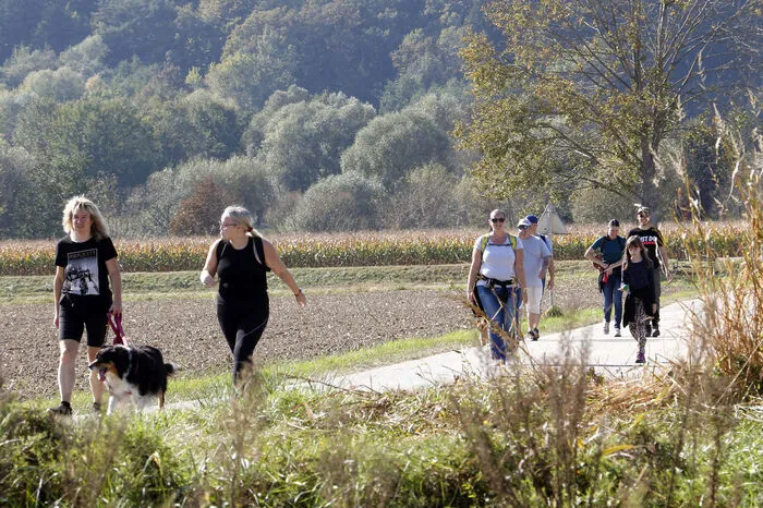 nahmen die zehn Kilometer lange Rundstrecke...