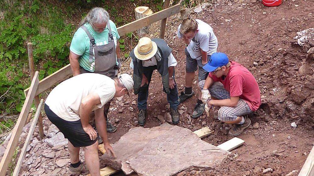 Fossilienfundort Gailtal: das Forscherteam bei der Bergung der großen Fährtenplatte