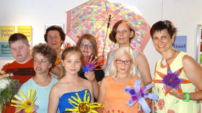 Schüler der Sonderschule Seebach und der Neuen Musikmittelschule (NMMS) Seeboden arbeiteten intensiv an einem Foto-Sprach-Kunstprojekt unter dem Motto „Eine Blume ist eine Blume ist eine Blume?“ Im Bild: Tobias Lackner, Elena Tuppinger, Ulrike Burgstaller, Monique Huber, Ramona Lagger, Sigrid Elisa Pliessnig, Selina Unterrieder und Josefine Reinisch.