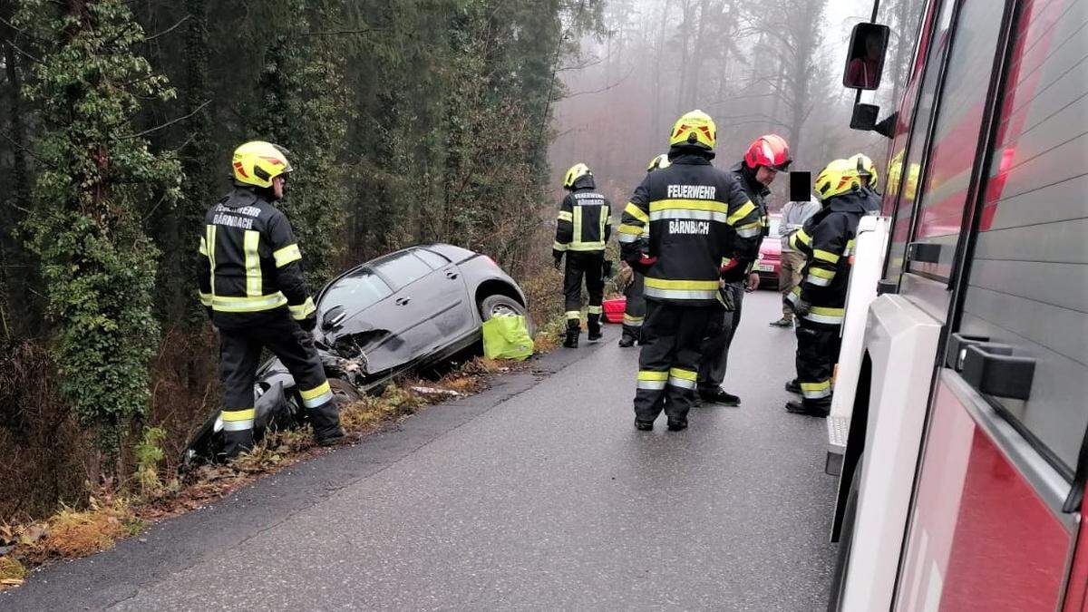 Der verunfallte Pkw musste geborgen werden