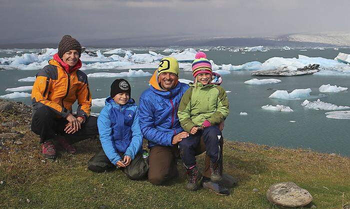 Familie Raffalt vor dem Jökulsárlón, dem bekanntesten Gletschersee in Island. Auf ihm treiben Eisberge, die eine Höhe von bis zu 15 Metern erreichen