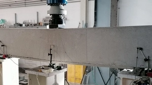 Bei einem Bauteil-Bruchversuch im Rahmen des SITAR-Projekts kommt ein Betonträger an seine Grenzen