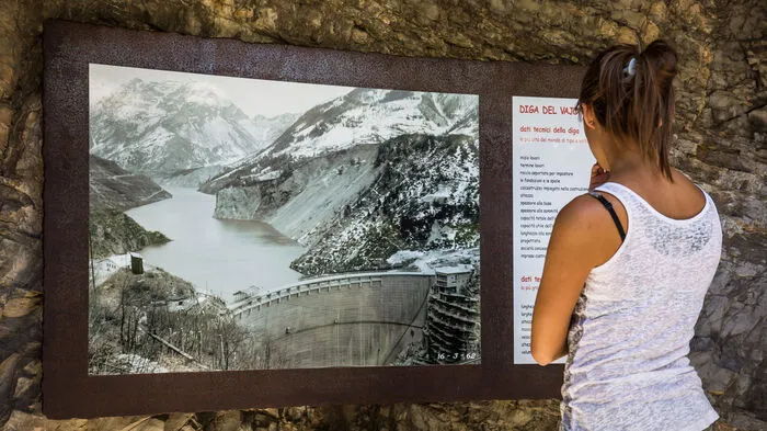 1961 gaben die staatlichen Geologen grünes Licht: Der Stausee durfte zur Gänze gefüllt werden. Im September 1963 begann sich der Berghang im Süden aber zu bewegen, das Wasser wurde trüber und trüber. Der Stromerzeuger reagierte panisch und begann, den See abzulassen. Das sollte die Katastrophe noch beschleunigen.