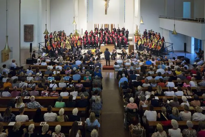 Bereits die Eröffnung mit „Silence My Soul“, ein von Percussion untermaltes Werk, zog das Publikum in seinen Bann. Im weiteren Verlauf wechselten sich die beiden Chöre mit gemeinsamen Darbietungen ab.