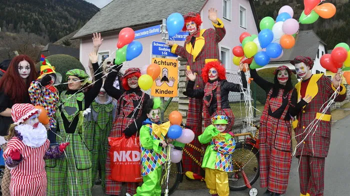 Kunterbunter Umzug durch Unzmarkt-Frauenburg.