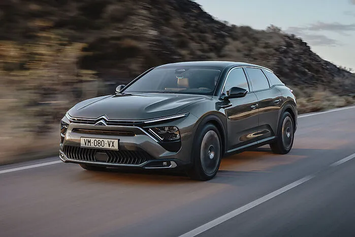 Citroën. Die Franzosen beziehen mit dem C5 X wieder Stellung in der Mittelklasse. Er ist keine klassische Limousine oder herkömmlicher Kombi mehr, sondern ein höher gesetzter Crossover aus beidem. Zudem bekommt das SUV C5 Aircross ein Facelift.