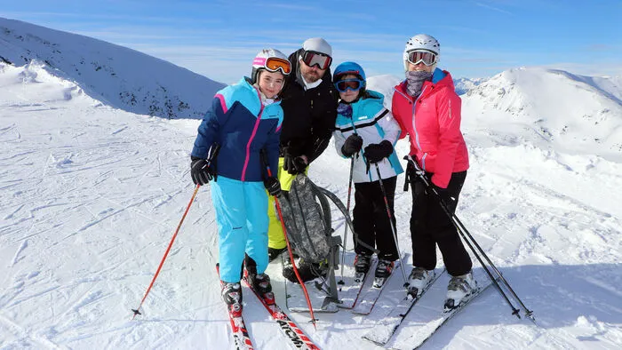 Sind extra aus Bad Fischau (NÖ) zum Schifahren auf der Turracherhöhe angereist am Foto von Links: Mara Scharf (10 Jahre), Manfred Scabo (Selbständiger Unternehmer), Larissa Sitz (10 Jahre) und Kerstin Scharf (Bankangestellte).