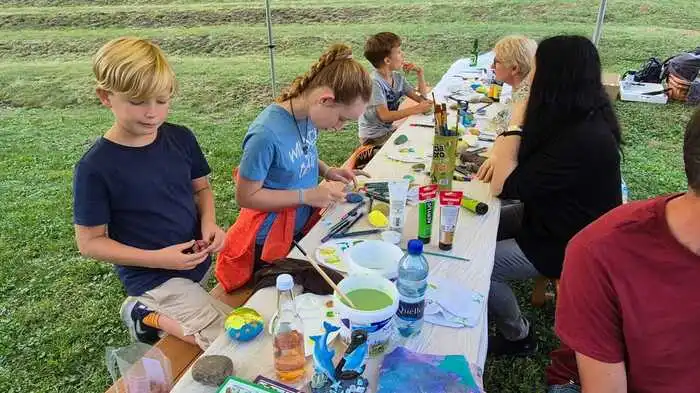Bei strahlendem Wetter flanierten zahlreiche Gäste vergangenen Samstag durch den St. Ruprechter Kunstpark. Denn nach längerer Pause wurde das Kunstpark-Fest fortgesetzt, unter dem Motto „Natur und Frieden“. Vor allem Kindern bot es ein buntes Programm. 