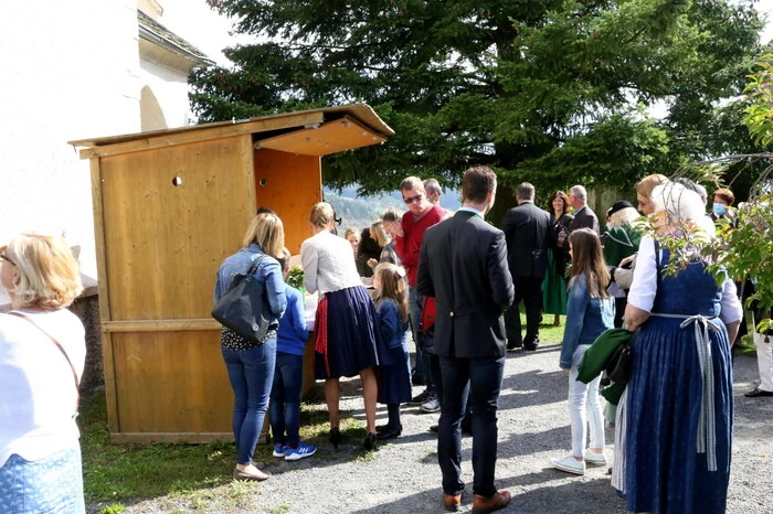 Klar, dass im Anschluss an den Gottesdienst vor der Stadtpfarrkirche bei Speis und Trank ein wenig geplaudert wurde. 
