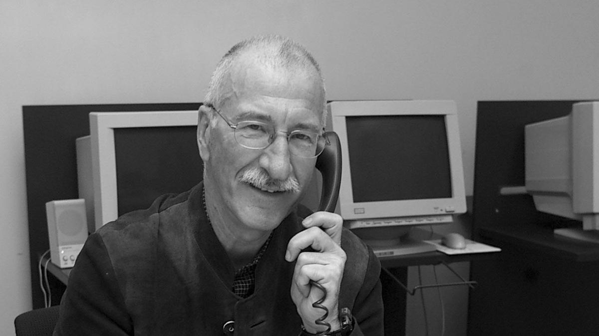 Wolf Dieter Anderluh bei einer Telefonstunde der Kleinen Zeitung