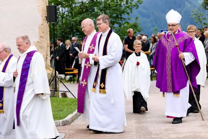 Bischof Wilhelm Krautwaschl auf dem Weg in die Kirche