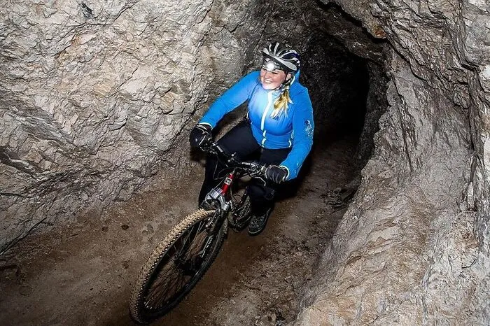 Eine erfrischende Radtour kann man ganzjährig beim Stollenbiken im stillgelegten Bergwerk Mežica (Slowenien) erleben. Mit dem eigenen oder einem Leihfahrrad fährt der Shuttlebus von St. Kanzian zum Stollen.Infos. Eine Tour kostet 30 Euro pro Person, 10 Euro das Leihrad. www.podzemljepece.com
