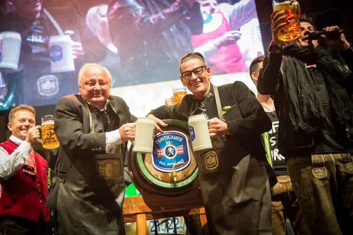 Die Übung ist gelungen. Seit gestern fließt der Gerstensaft, tolle Bands sorgen für Bierzeltgaudi.
