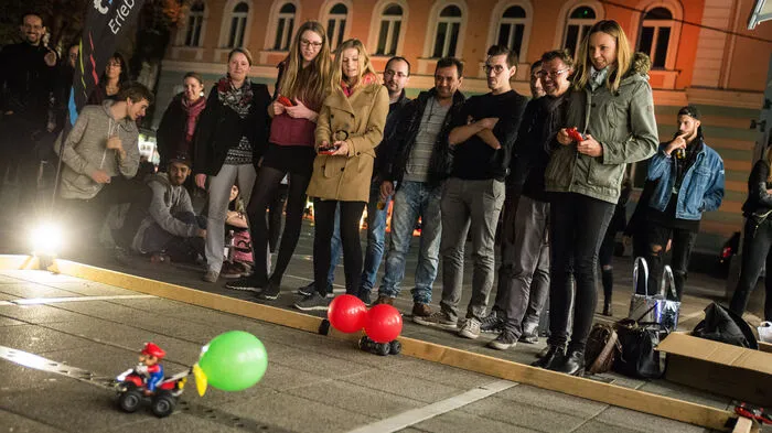 Im Zuge der langen Einkaufsnacht konnten die Grazer auch mit Spielzeug-Karts gegeneinander antreten.