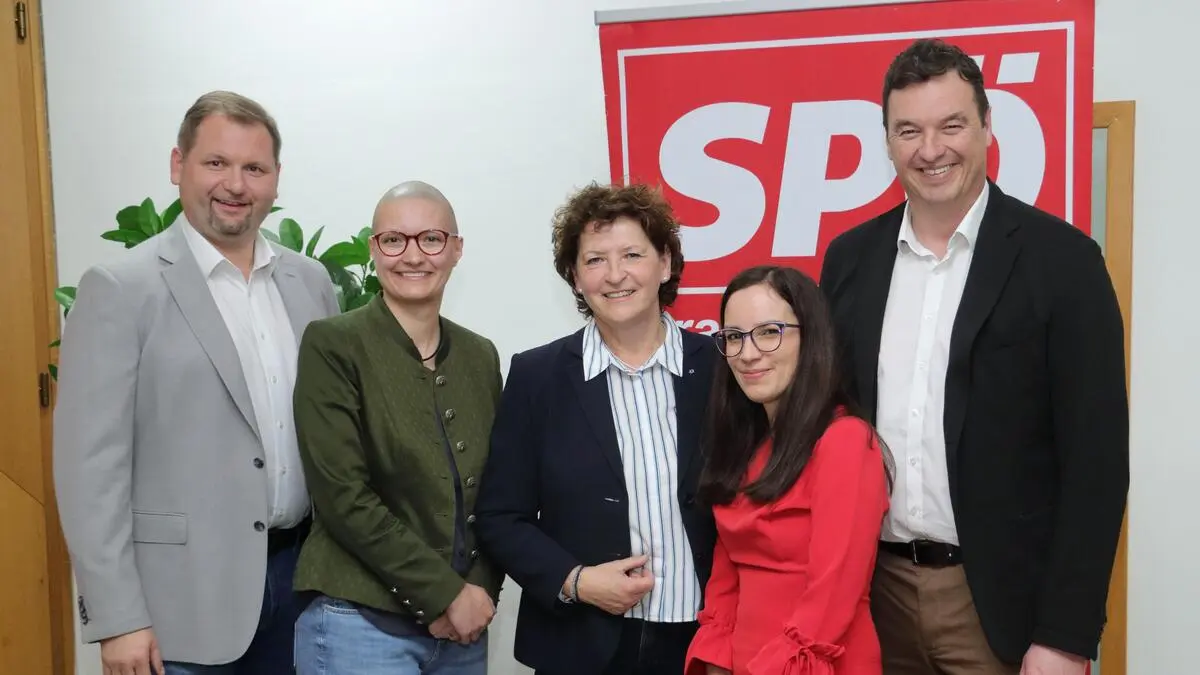 Regionalvorsitzende Ursula Lackner (Mitte) mit den Spitzenkandidatinnen und -kandidaten der SPÖ Graz-Umgebung/Voitsberg