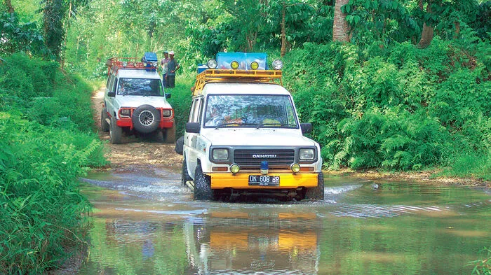 Allrad-Safari auf Bali. Natur- und Actionfreunde kommen hier auf ihre Kosten. Vom Süden der Insel aus geht es mit auf eine Tour hinauf zum Vulkangebiet des Gers Batur bis zum Tal zwischen den Vulkanen Abang und Agung. Ein weiteres kulturelles Erlebnis bietet ein Besuch des Wassertempels Ulun Danu am Ufer des Bratansees. Von hier folgt ein einstündiges Trekking durch die Reisterrassen von Jatiluwih, einem UNESCO Weltkulturerbe. Das Sang Giri Zeltresort mit Panoramablick über den dichten Regenwald präsentiert sich als Übernachtungs-Highlight. Von hier aus unternehmen die Reisenden eine 1,5-stündige Wanderung durch die Kaffeeanbaugebiete und den Regenwald. Infos gibt es hier