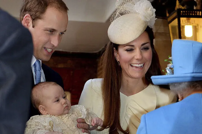 Prinz William, Herzogin Kate und Uroma Queen Elizbaeth II. bei der Taufe des kleinen George im Oktober 2013.