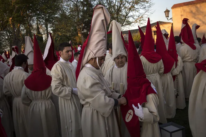 Jeden Tag sind andere Brüderschaften an der Reihe: Die Bruderschaft des Liegenden Jesu veranstaltet ihren Umzug am Gründonnerstag in der Nacht.