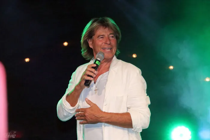 Und dann kam ER, hunderte Handy wurden in die Höhe gestreckt, um von IHM, von Hansi Hinterseer, ein Foto zu erhaschen. Bürgermeister Helmut Linhart zählte unter anderen auf, dass der Star des heutigen Abends für seine Tonträger insgesamt 30 mal mit Gold und Platin ausgezeichnet wurde und eine Goldene Romy für seine Leistung als Showmaster erhielt.