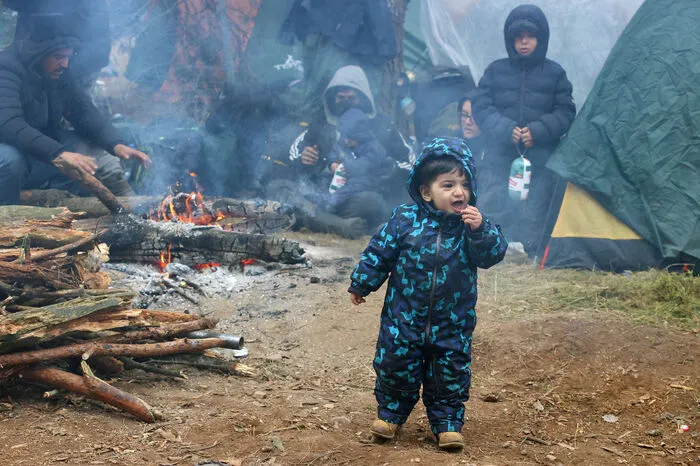 Die Polizei in Polen nahm gleichzeitig mehr als 50 Migranten nahe der Grenze fest. Die Menschen hätten in zwei Gruppen die Grenze durchbrochen und seien illegal nach Polen eingereist.