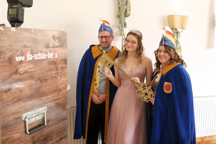 Mit zehn Nummern hat das Präsidium um Christian Haberl (Präsident), Lisa-Marie Zemasch (Prinzessin) und Sarah Krall (Präsidentin, am Foto von links), auch heuer ein tolles Programm auf die Beine gestellt. 