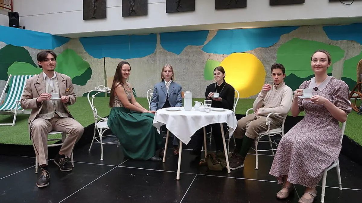 Die Vorfreude bei den Schülerinnen und Schülern darüber, dass sie das Theaterstück eineinhalb Jahre nach dem Probenstart nun endlich aufführen können, ist groß