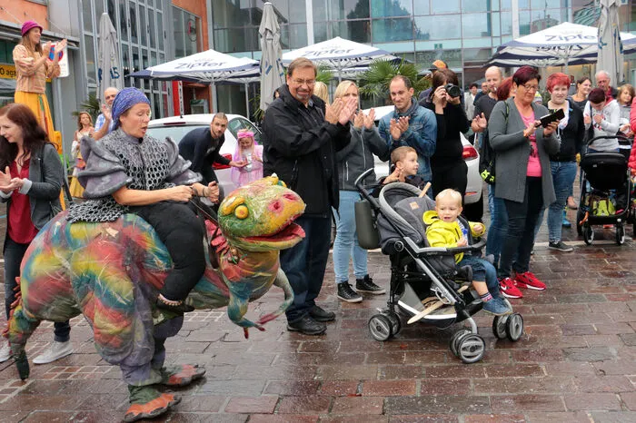 Die Gruppe „Jakotopia“ verzauberte Jung und Alt mit ihren Gaukeleien, ihren Fakiren, Stelzengehern, Jongleuren und mittelalterlichen Spielen.