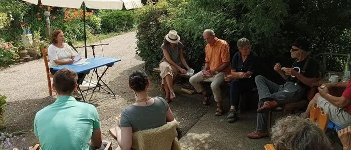 Literatur unter freiem Himmel: Bei der „Vorlese“ wird Gitta Rupps Stockrosengarten zum Treffpunkt für Texte, Gespräche und Begegnungen