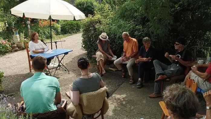 Literatur unter freiem Himmel: Bei der „Vorlese“ wird Gitta Rupps Stockrosengarten zum Treffpunkt für Texte, Gespräche und Begegnungen
