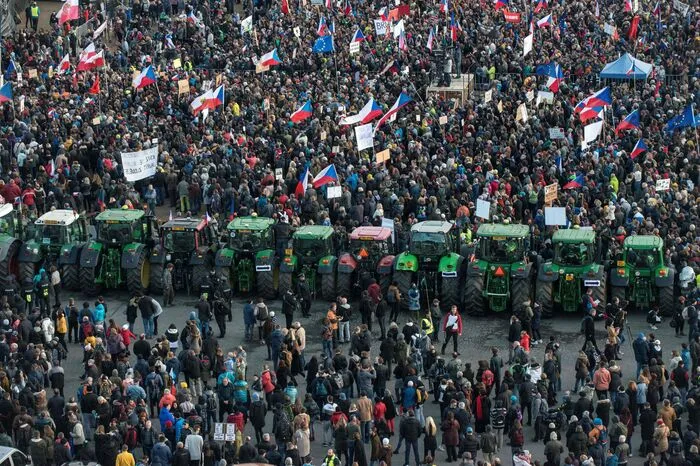 Einen Tag vor dem 30. Jahrestag der Samtenen Revolution, die die kommunistische Herrschaft in Prag beendet hatte, versammelten sich die Menschen auf der weitläufigen Letna-Ebene über der Moldau und skandierten "Schande" und "Tritt zurück!".