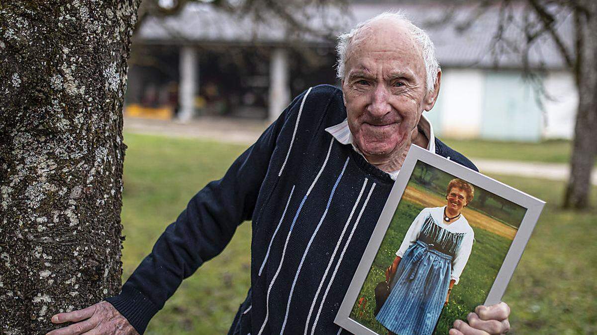 Stolzer Bischofs-Vater: Viktor Marketz mit einem Bild seiner heuer im April verstorbenen Gattin Katharina