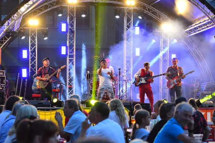 Am Samstag konnte man bereits den Tag über bei den internationalen Streefood Wägen sich verköstigen. Am Abend trat der MV Völkermarkt Griffen, gefolgt von einer Tanzshow vom Tanzhof-Bauman und als heuriges musikalisches Highlight Doktor Südbahn & die Sympartie auf. 