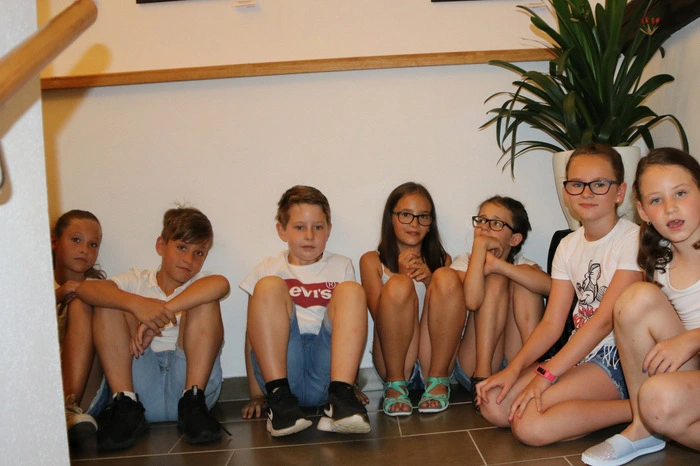 Die Schüler haben im Bereich der Gemeinde Neuhaus 33 Objekte fotografiert, am Computer auf Konturen bearbeitet und anschließend mit Christine Meklin-Sumnitsch künstlerisch gestaltet.