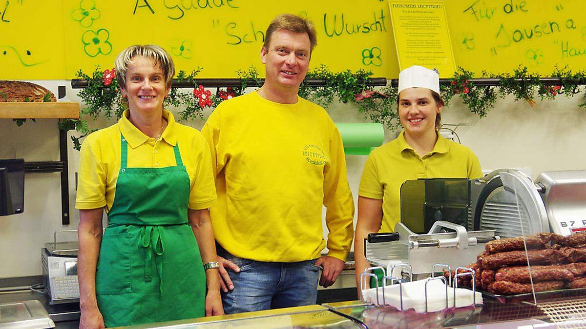 Sepp Leichtfried mit seinen Verkäuferinnen Michi Preiner (l.) und Heidi Heimberger: Er hätte gerne mehr davon