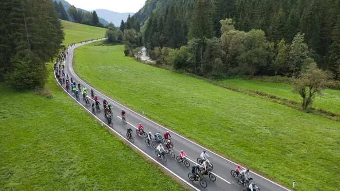 Ein langes, buntes Band aus Mountainbikes, E-Bikes und Kinderanhängern schlängelte sich über die Landesstraße: Rund 500 Menschen demonstrierten bei einer großen Radprotestfahrt für einen durchgehenden Geh- und Radweg in die Gaal