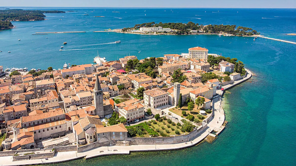Poreč und die Hotelinsel Sveti Nikola im Hintergrund