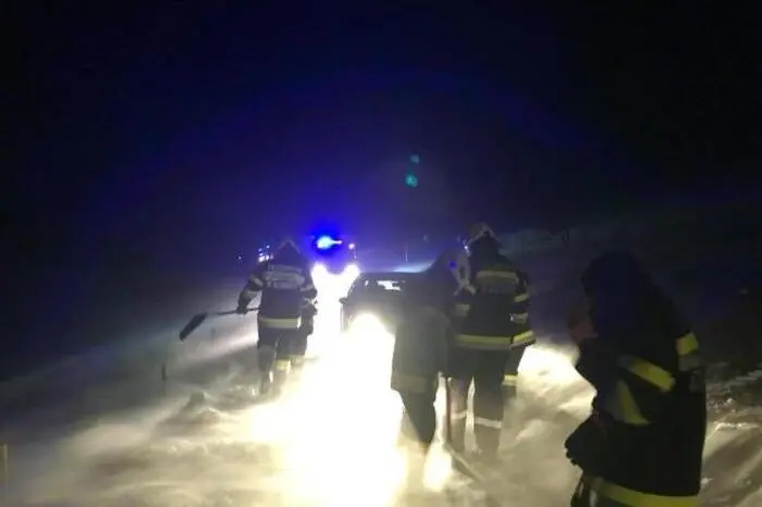Am Heimweg von der Pkw -Bergung in Fladnitz kam die Freiwillige Feuerwehr St. Kathrein am Offenegg noch zufällig zu einem Pkw, der auf einer Schneewechte aufgesessen ist. 