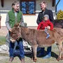 Meinhard Knabl mit Schwiegersohn Johannes Bouchal und Enkeltochter Charlotte Bouchal-Knabl auf Esel Fifone
