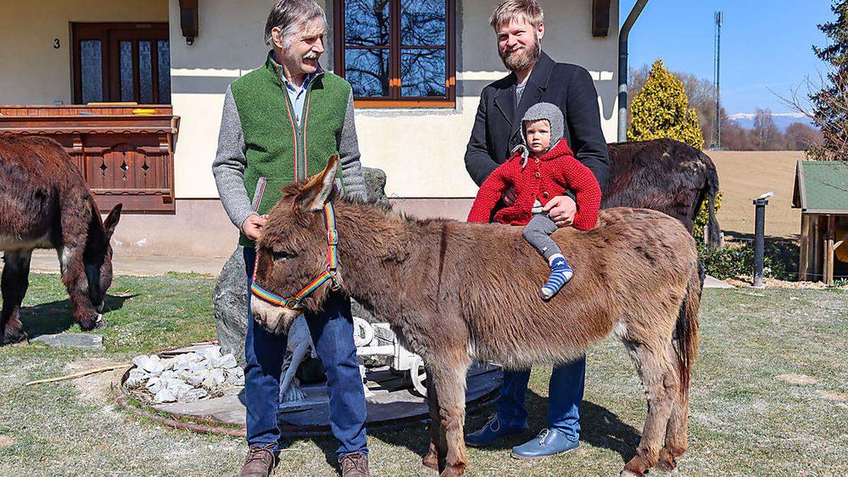 Meinhard Knabl mit Schwiegersohn Johannes Bouchal und Enkeltochter Charlotte Bouchal-Knabl auf Esel Fifone